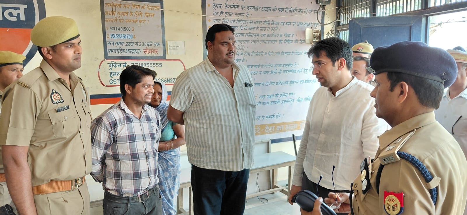 डीएम ने एसपी के साथ किया हाथरस जंक्शन पर पेट्रोल पम्प तथा मेंड़ू की गैस एजेन्सी का निरीक्षण
