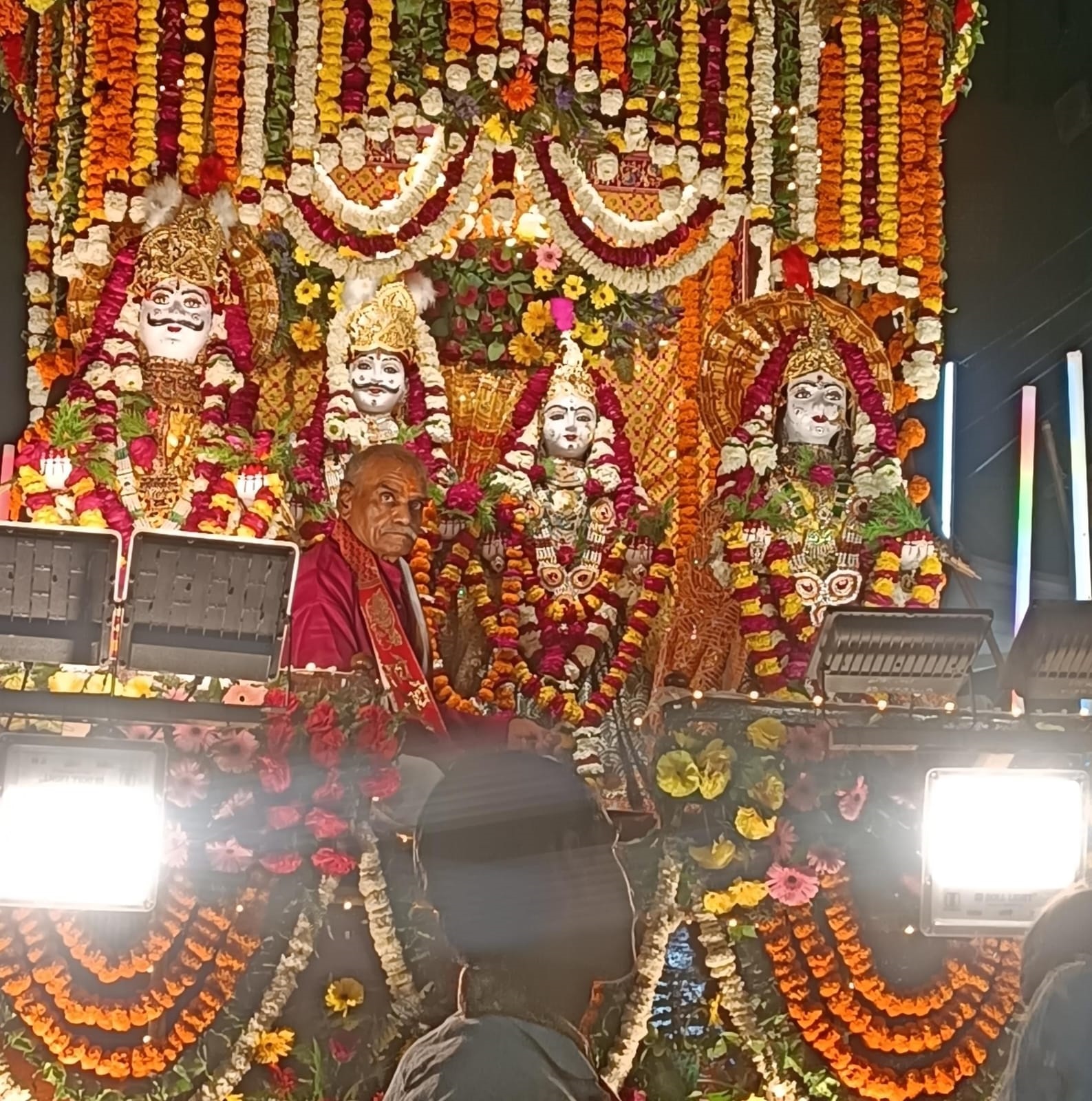 हाथरस नगर में धूमधाम से निकल रही श्रीगणगौर जी महाराज की 232वीं शोभायात्रा