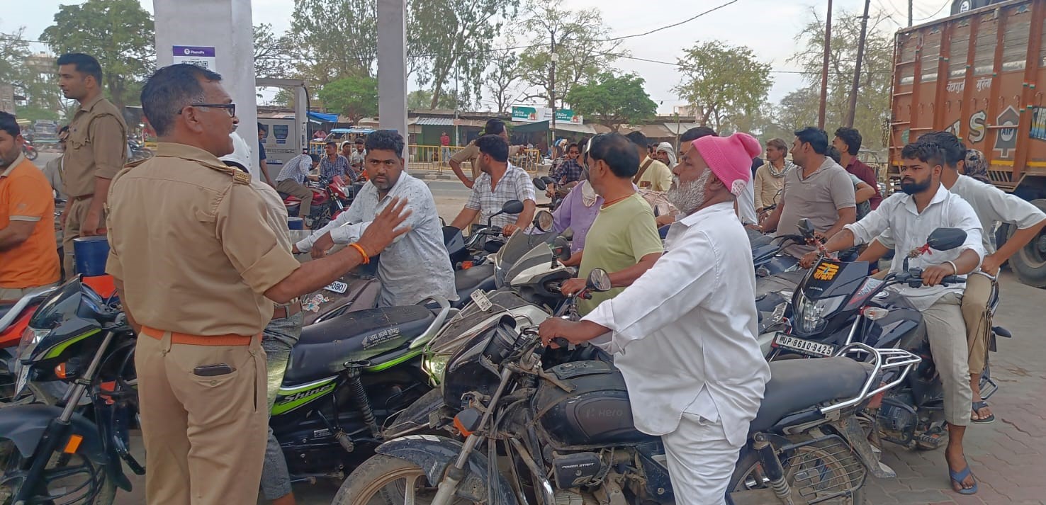 सादाबाद में पेट्रोल के लिए हंगामा, लंबी लाइनें, पुलिस की मौजूदगी में मिली पेट्रोल