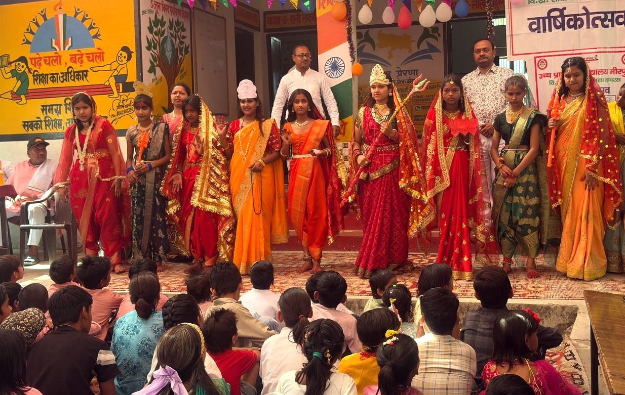 सांस्कृतिक कार्यक्रमों की मची धूम, विद्यार्थियों को बांटा वार्षिक परीक्षा परिणाम