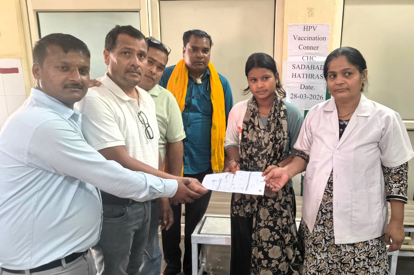 सर्वाइकल कैंसर से बचाव के लिए सादाबाद सीएचसी पर लगाया गया एचवीपी का पहला टीका