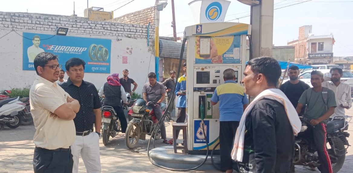 अफवाहों के बीच प्रशासन सतर्क, पेट्रोल पंप व गैस एजेंसियों का औचक निरीक्षण