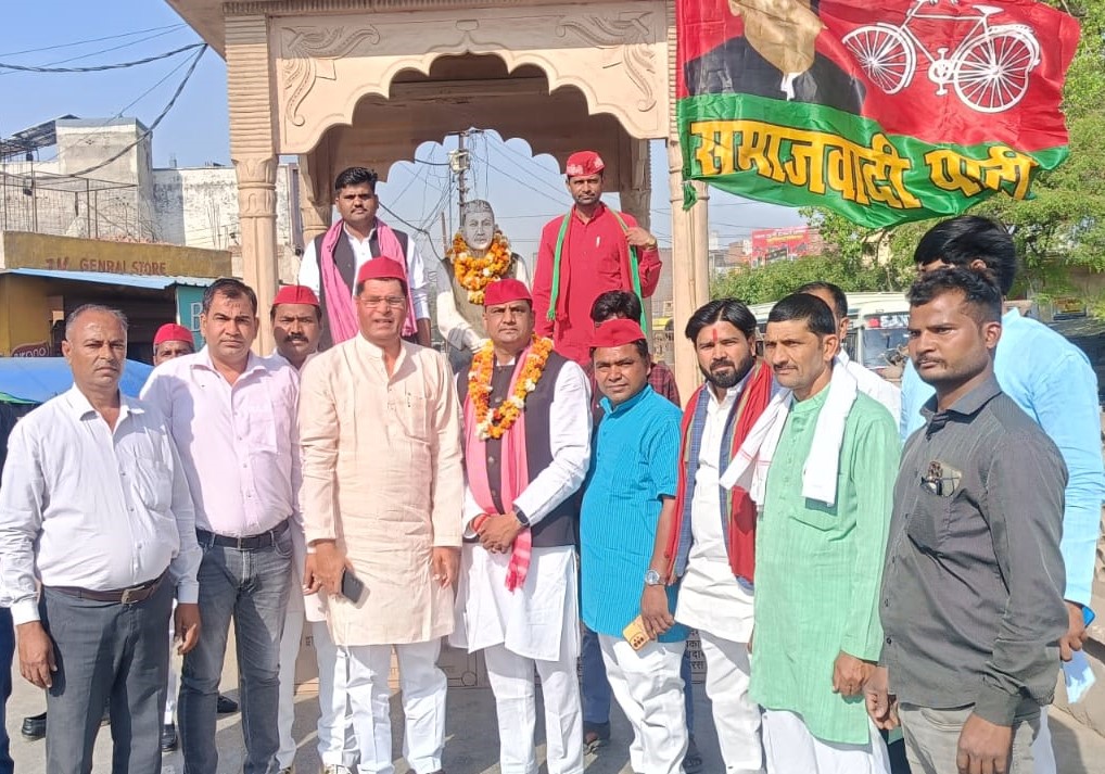 पूर्व पीएम की प्रतिमा पर सपाइयों ने किया माल्यापर्ण, दादरी की समानता-भाईचारा रैली में हुए शामिल