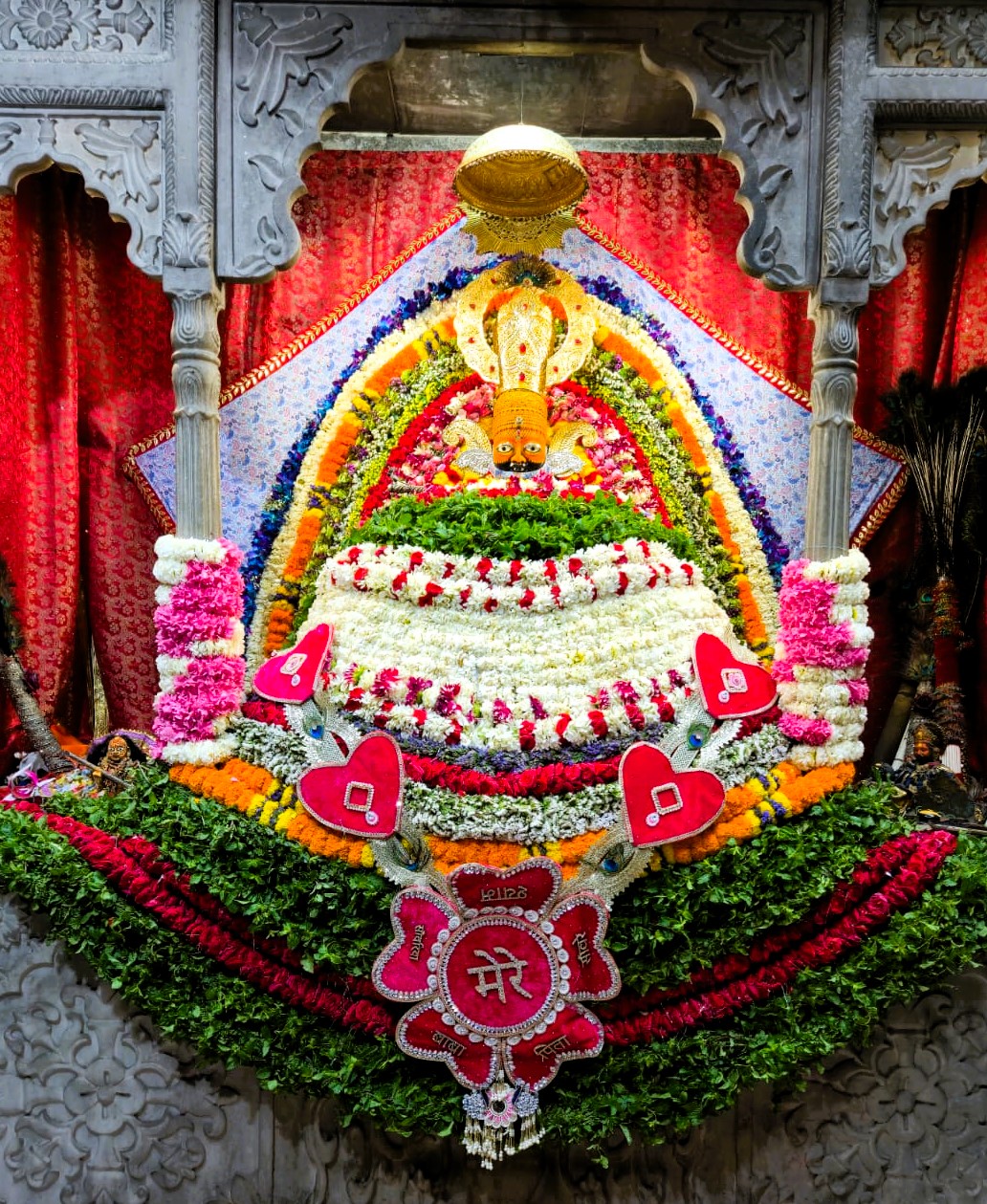 सादाबाद में कामदा एकादशी पर खाटू श्याम मंदिर में उमड़ा श्रद्धा का सैलाब, इत्र वर्षा व भजनों से गूंजा वातावरण
