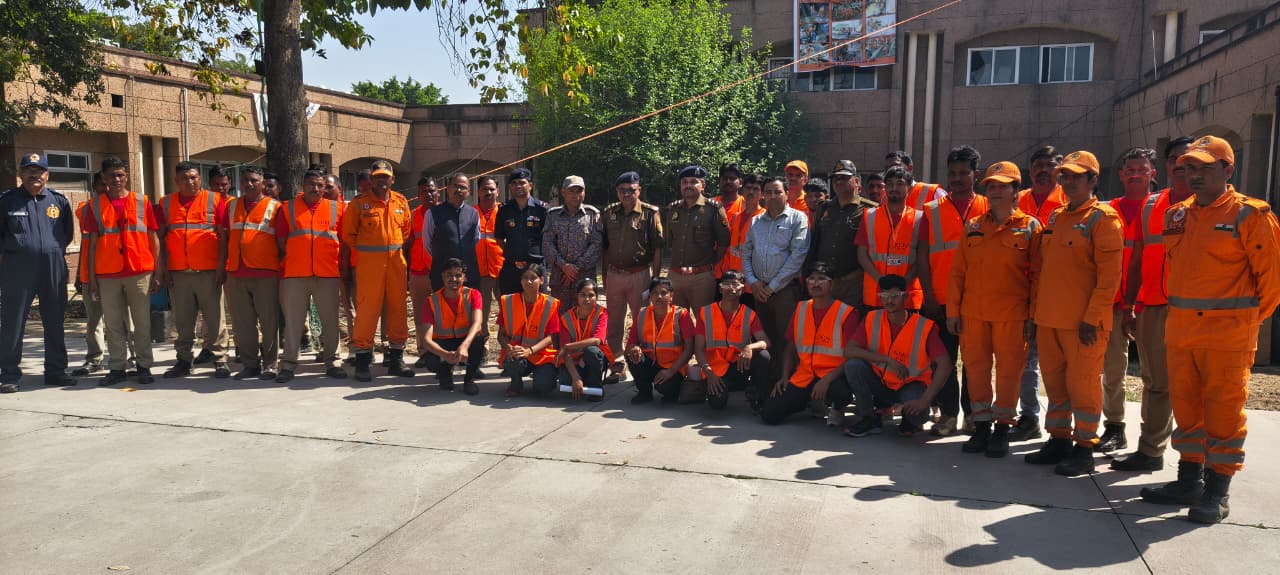 हाथरस में भूकंप से बचाव हेतु माॅक ड्रिल, लोगों को सिखाए गए सुरक्षा के तरीके