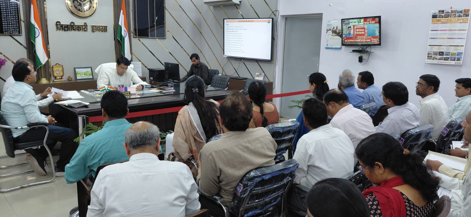 खंड शिक्षा अधिकारी नियमित रूप से विद्यालयों का निरीक्षण कर नामांकन एवं उपस्थिति की करें समीक्षा:डीएम