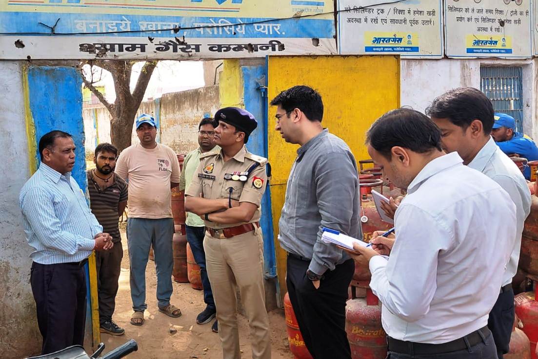 गैस की कालाबाजारी की चर्चाये, डीएम ने एसपी संग किया गैस एजेंसीओं का औचक निरीक्षण
