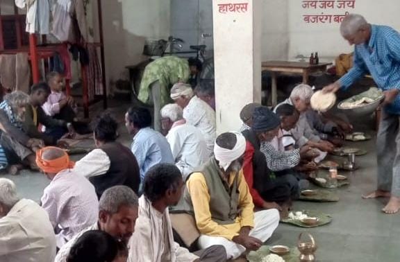 परमार्थ सेवा समिति के पास गैस सिलेंडरों की हुई कमी, दानदाताओं से मदद की अपील , समिति प्रति दिन बेसहारों को कराती है भोजन