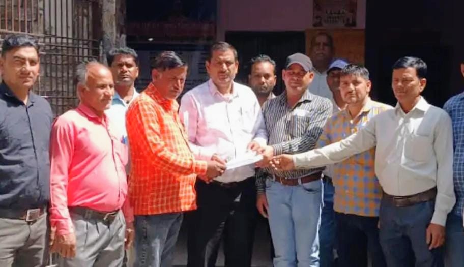 बकाया मानदेय और ईपीएफ के भुगतान की मांग को लेकर रोजगार सेवकों ने खंड विकास अधिकारी को सौपा ज्ञापन ,कार्य बहिष्कार की दी चेतावनी