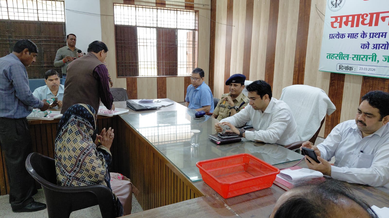 डीएम ने की सासनी समाधान दिवस में जनसुनवाई, 09 प्रार्थना पत्रों में से 02 शिकायतों का मौके पर निस्तारण