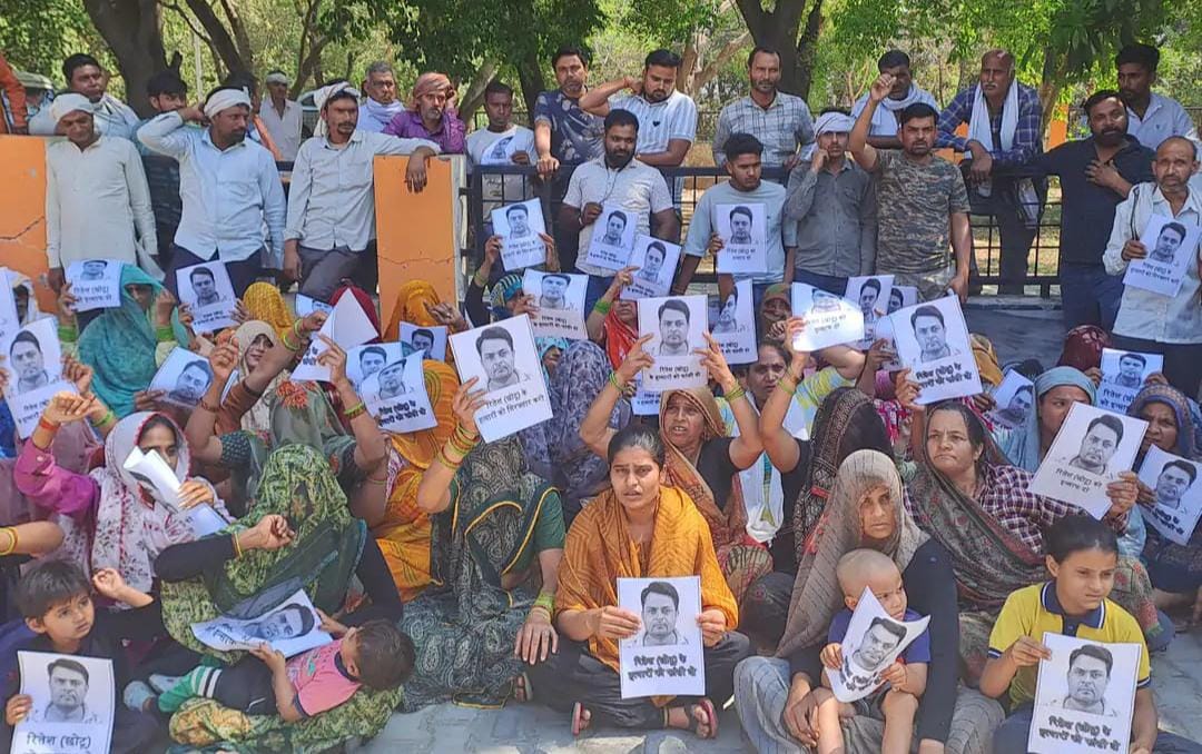 हत्या के आरोपियों की गिरफ्तारी मांग, ग्रामीणों का कलेक्ट्रेट पर हंगामा