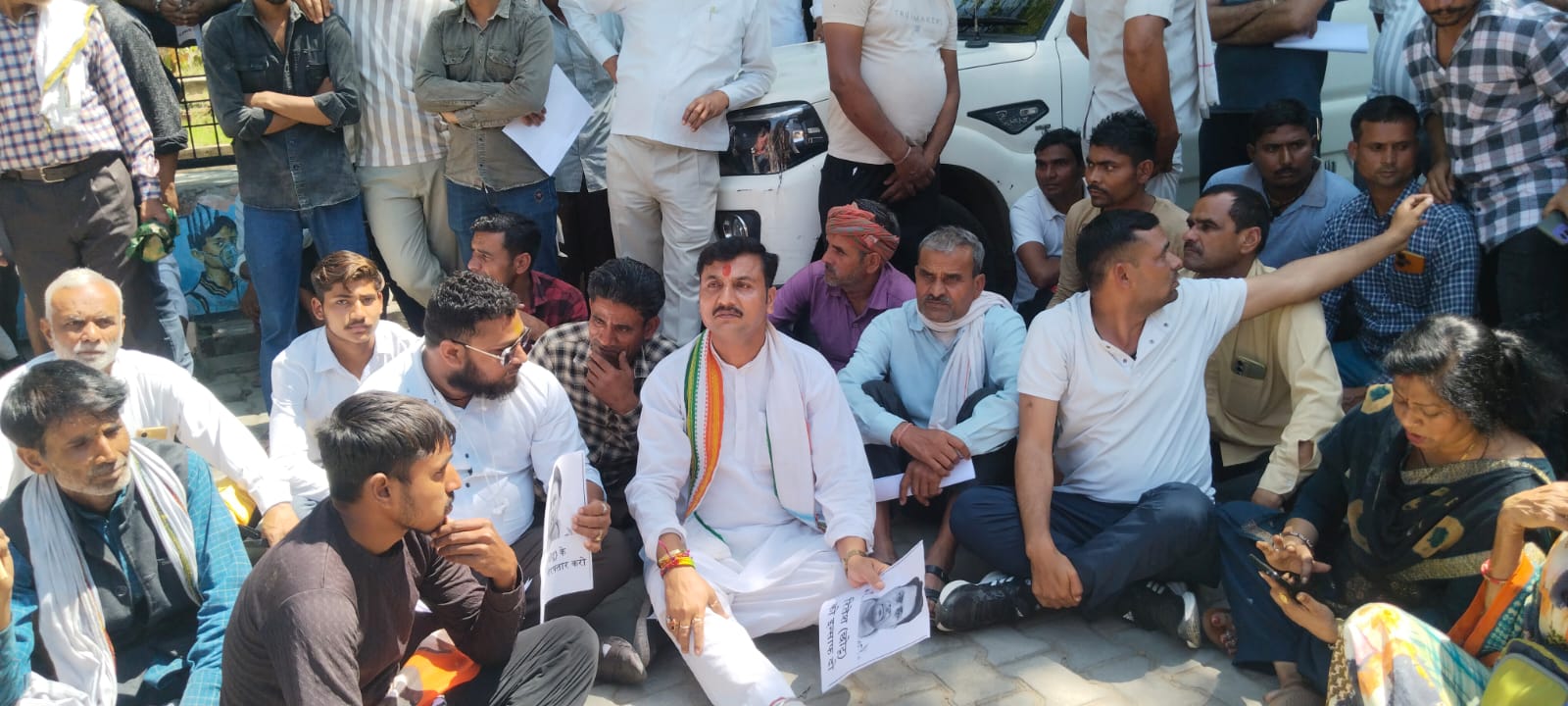 हत्या के आरोपियों की गिरफ्तारी की मांग को लेकर धरना, कांग्रेस नेता चंद्रगुप्त विक्रमादित्य पीड़ित परिवार के साथ बैठे