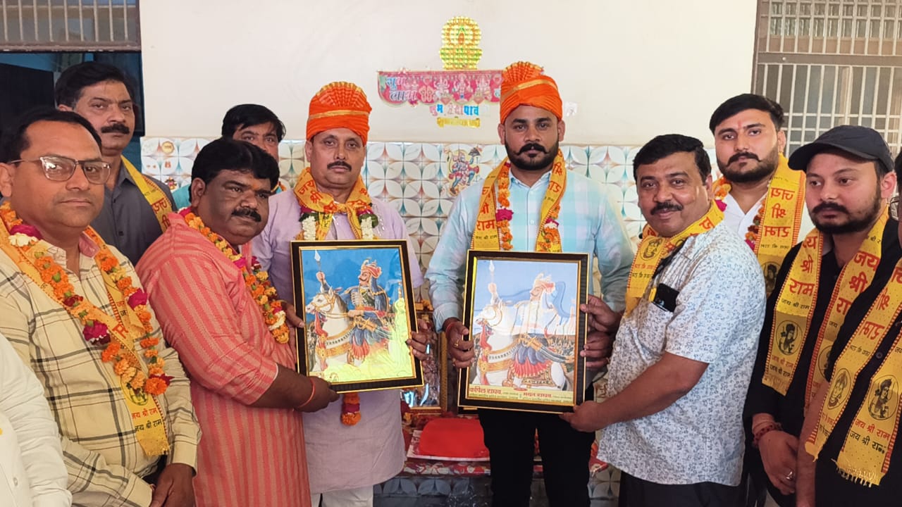 महाराणा प्रताप शोभायात्रा के अध्यक्ष का जोरदार स्वागत, पगड़ी पहनाकर किया सम्मानित