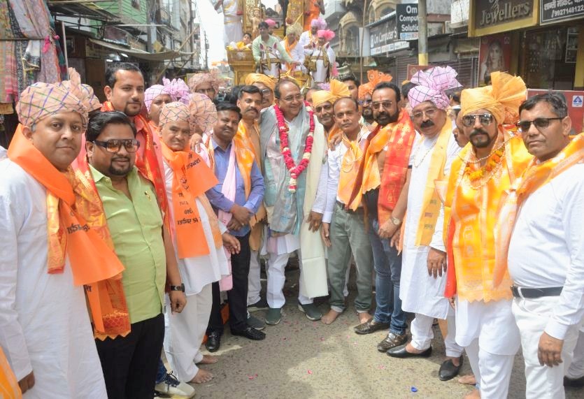 भगवान महावीर जन्म कल्याणक महोत्सव की शहर भर में रही धूम, जगह-जगह पुष्प वर्षा कर हुआ स्वागत