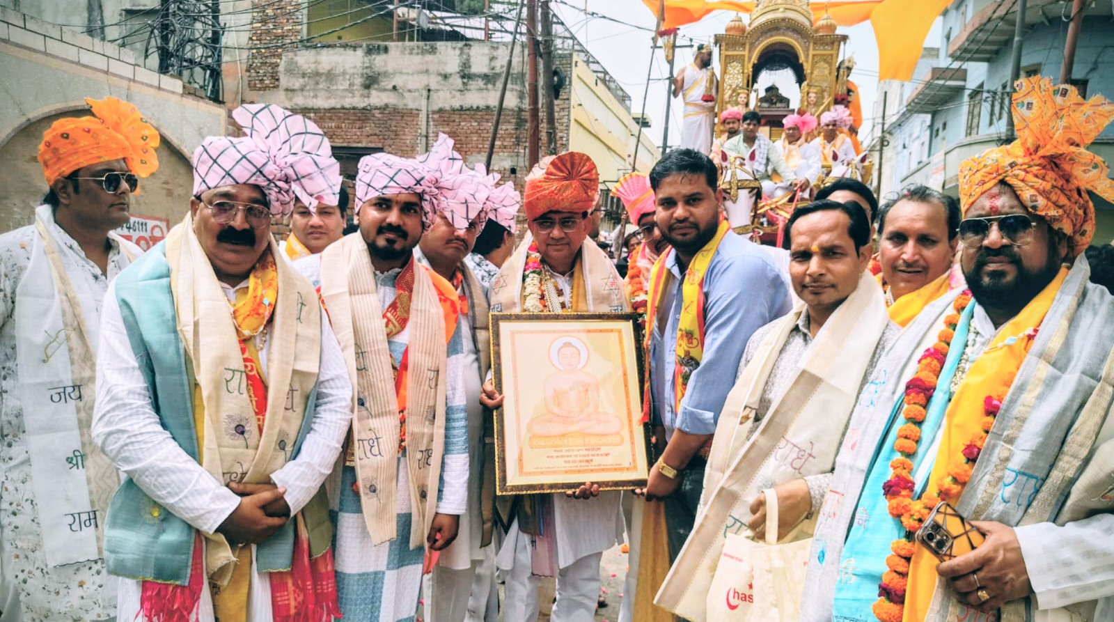 सभासद अभिषेक राज ने किया भगवान श्री महावीर शोभायात्रा अध्यक्ष व कमेटी का स्वागत