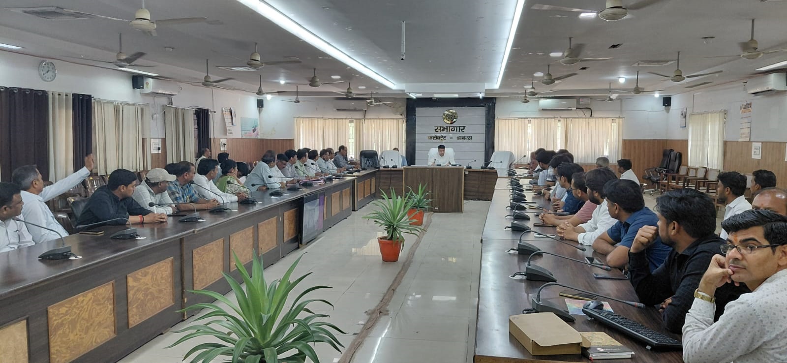 जिलाधिकारी ने गैस एजेंसी संचालकों के साथ बैठक कर दिए आवश्यक निर्देश