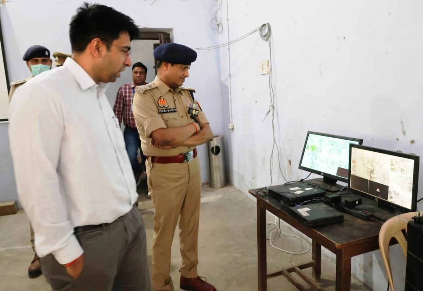 जनपद में आयोजित होमगार्ड भर्ती की लिखित परीक्षा को लेकर जिलाधिकारी और पुलिस अधीक्षक ने परीक्षा केंद्रों का किया औचक निरीक्षण