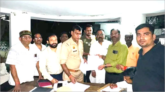सोशल मीडिया पर देश के प्रधानमंत्री एवं स्वतंत्रता संग्राम सेनानी वीर सावरकर के खिलाफ आपत्तिजनक टिप्पणी ,विश्व हिंदू परिषद के कार्यकर्ताओं ने कार्यवाही को लेकर सोंपा ज्ञापन