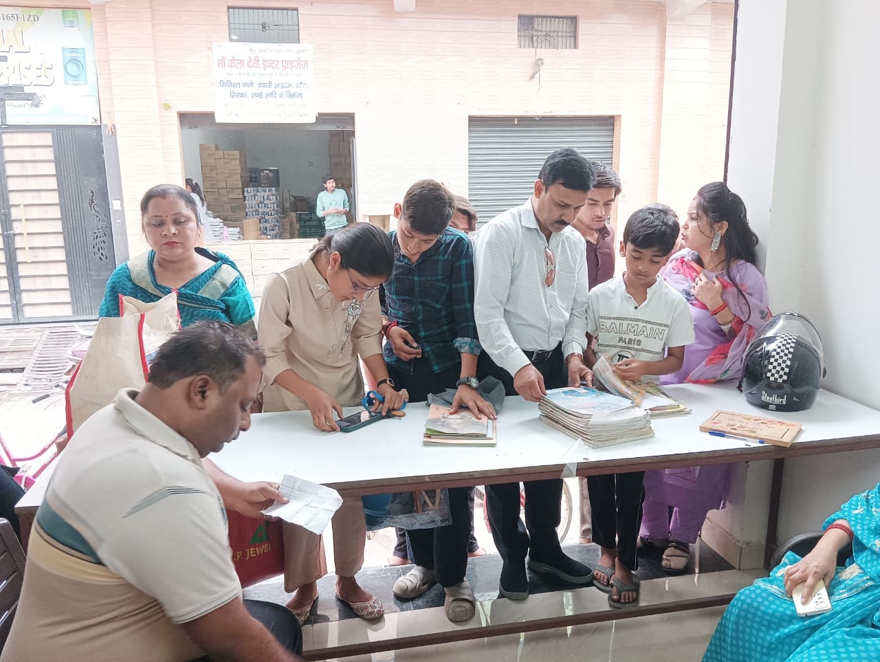 नेकी की दुकान सामाजिक संस्था के निःशुल्क पुस्तक वितरण में 100 से अधिक बच्चों को मिले पुस्तकों के पूरे सेट