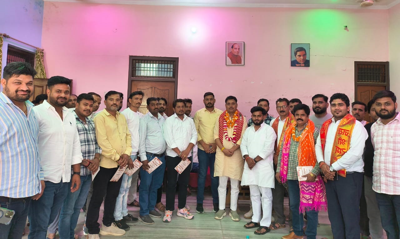 सिकंदराराऊ में महाराणा प्रताप शोभायात्रा की तैयारियों को लेकर बैठक, बांटे गए निमंत्रण पत्र,पंत चौराहे पर टीम का हुआ जोरदार स्वागत