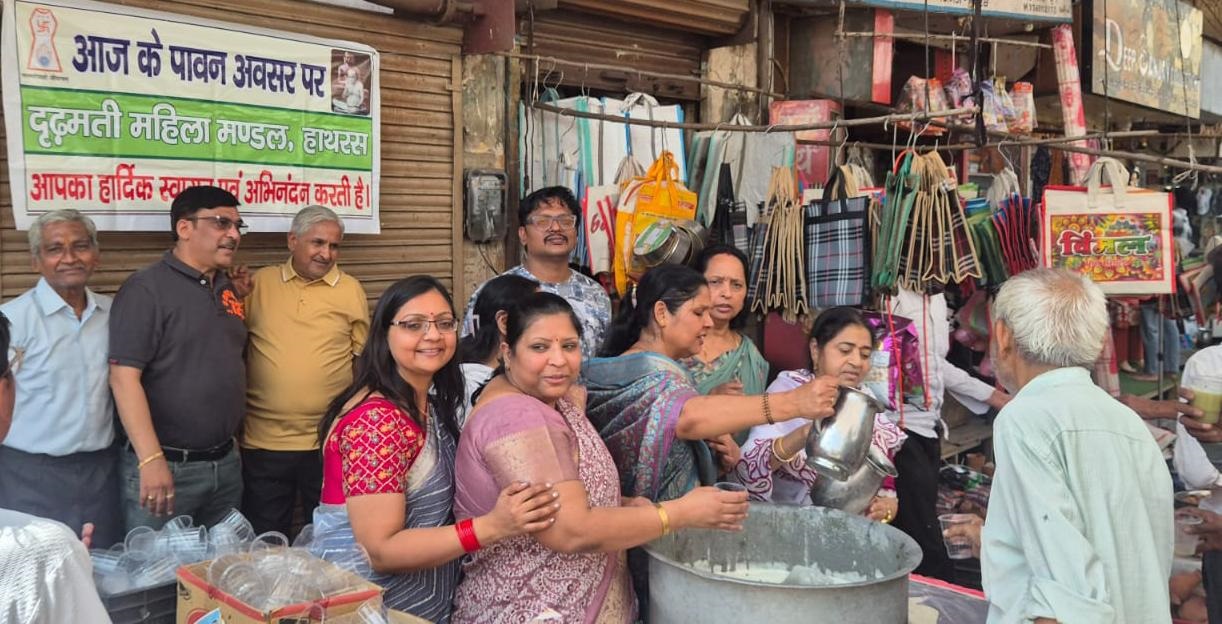दृढ़मति महिला मंडल ने अक्षय तृतीया के पावन पर्व पर किया गन्ने का रस वितरत