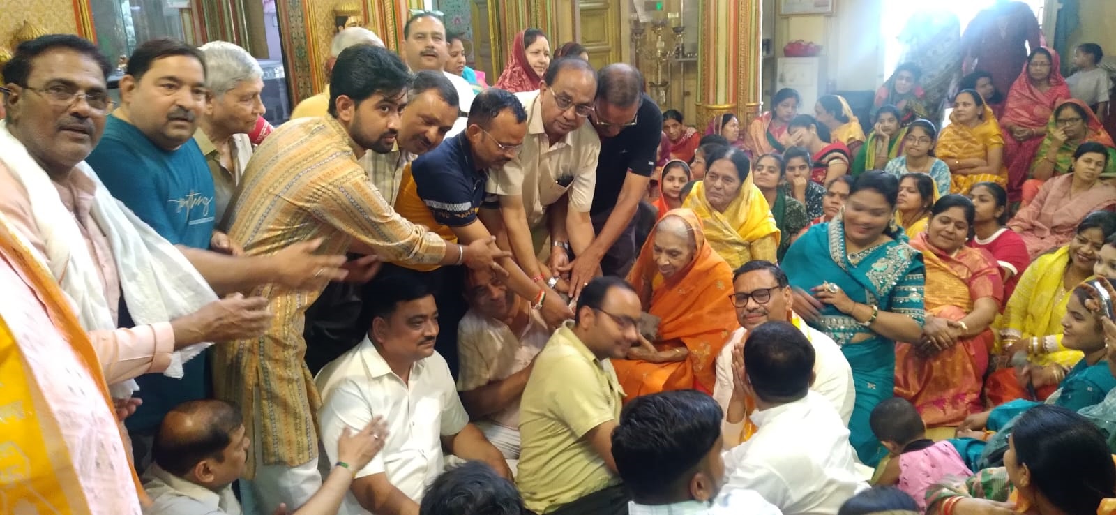 25 वर्ष से लगातार एकाशन करा रही विजय रानी जैन , श्री जैन नवयुवक सभा अध्यक्ष उमाशंकर जैन ने अन्य लोगों के संग जिनवाणी एवं शाल व दुपटटा उढ़ाकर किया सम्मानित