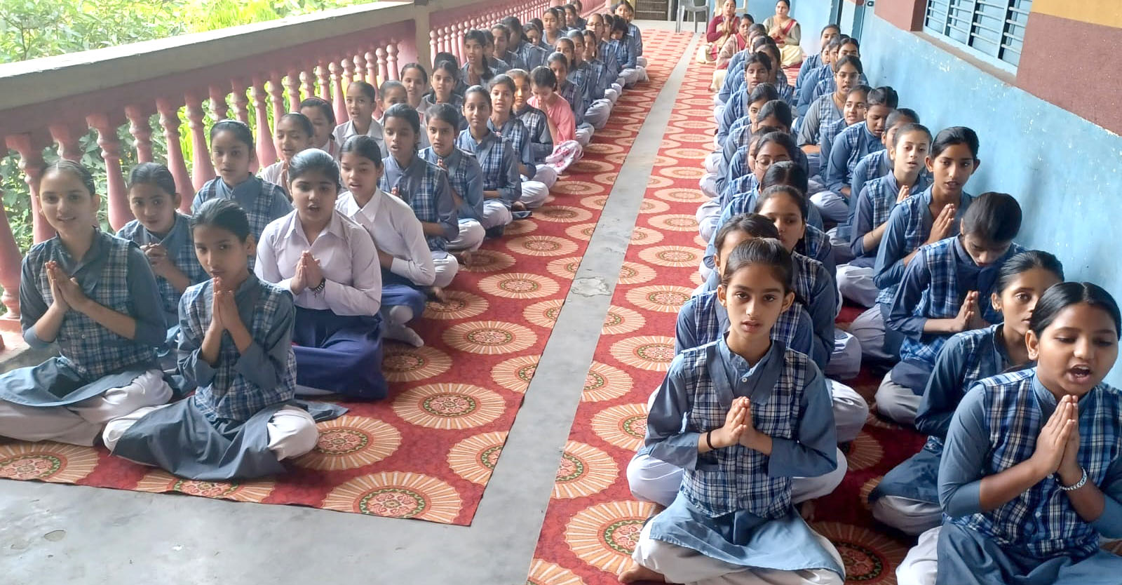 नवीन शैक्षिक सत्र का शुभारंभ पर हनुमान चालीसा एवं सत्यनारायण भगवान की उतारी आरती