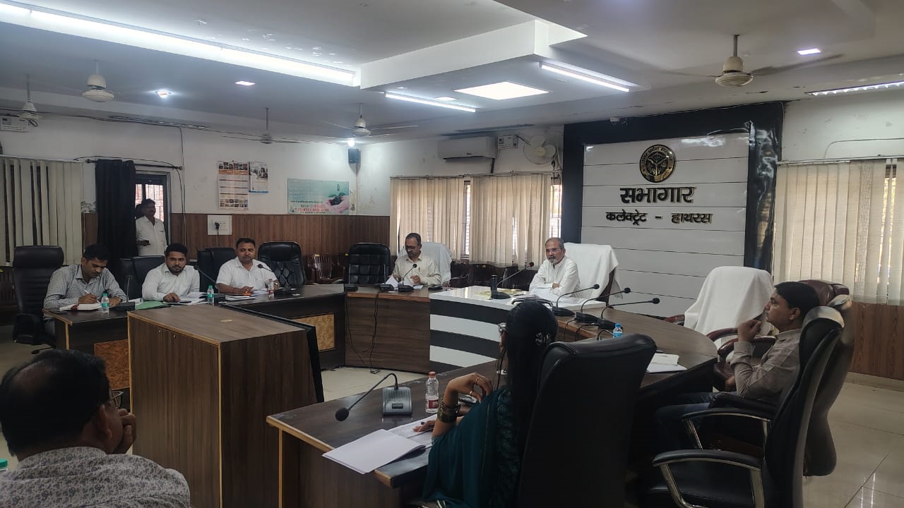 मुख्य विकास अधिकारी द्वारा की गई जल निगम (ग्रामीण) की योजनाओं की प्रगति समीक्षा
