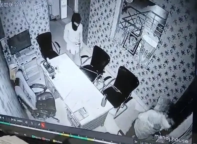 हीरो मोटरसाइकिल के शोरूम का ताला तोड़कर चोरों ने उड़ाए 85 हज़ार,घटना सीसीटीवी में हुई कैद