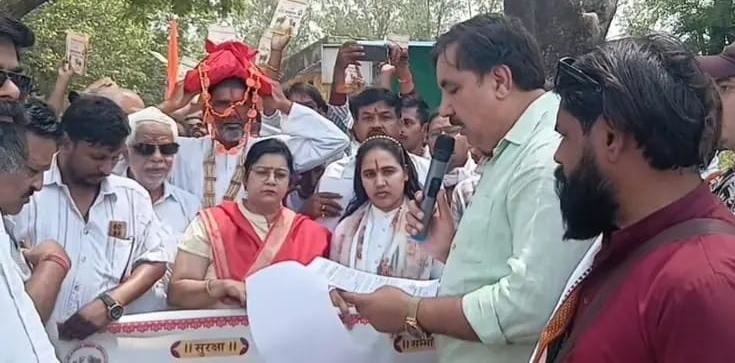 गौ माता को राष्ट्रीय माता घोषित किए जाने की मांग को लेकर गो सेवकों ने निकाली विशाल पदयात्रा ,एसडीएम सदर को सोंपा ज्ञापन
