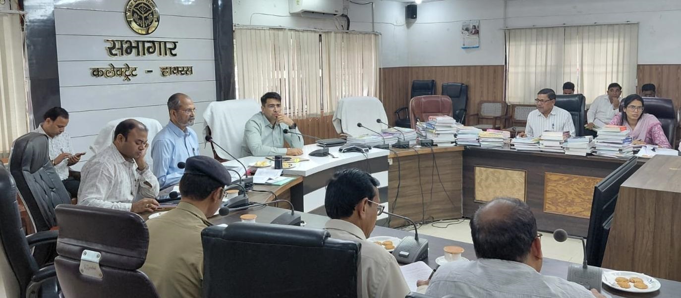 डीएम ने स्कूलों के प्रबंधकों एवं प्रधानाचार्यों के साथ की बैठक ,पांच वर्ष तक यूनिफॉर्म न बदलने व एनसीईआरटी पाठ्य – पुस्तकों को करें शामिल