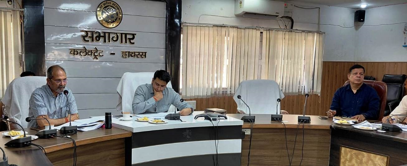 कार्यदायी संस्थाओं द्वारा कार्यों में विलम्ब पर पेनल्टी लगाने निर्देश , डीएम ने की 50 लाख से अधिक लागत के निर्माण कार्यो की समीक्षा