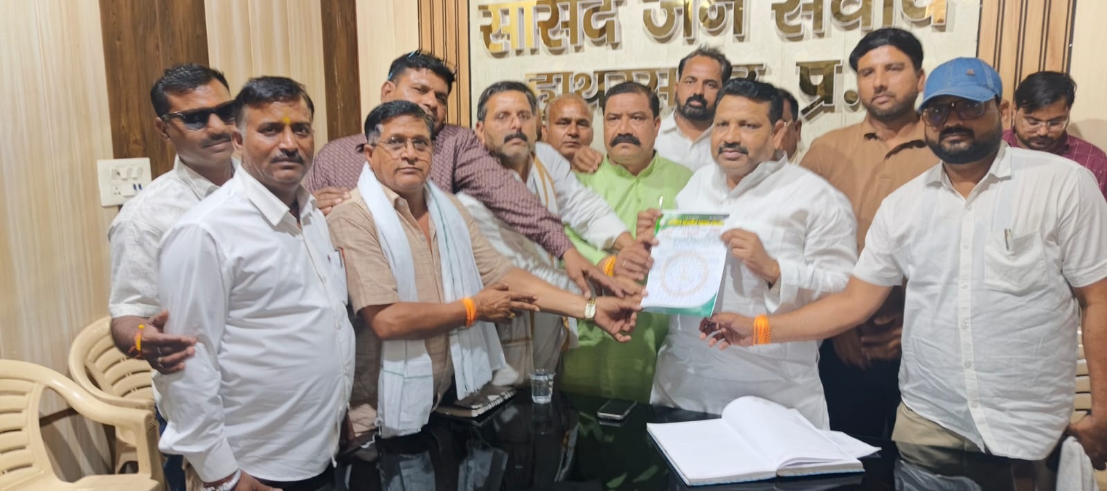 प्रधानों का कार्यकाल बढ़ाने की मांग, सांसद को सौंपा ज्ञापन