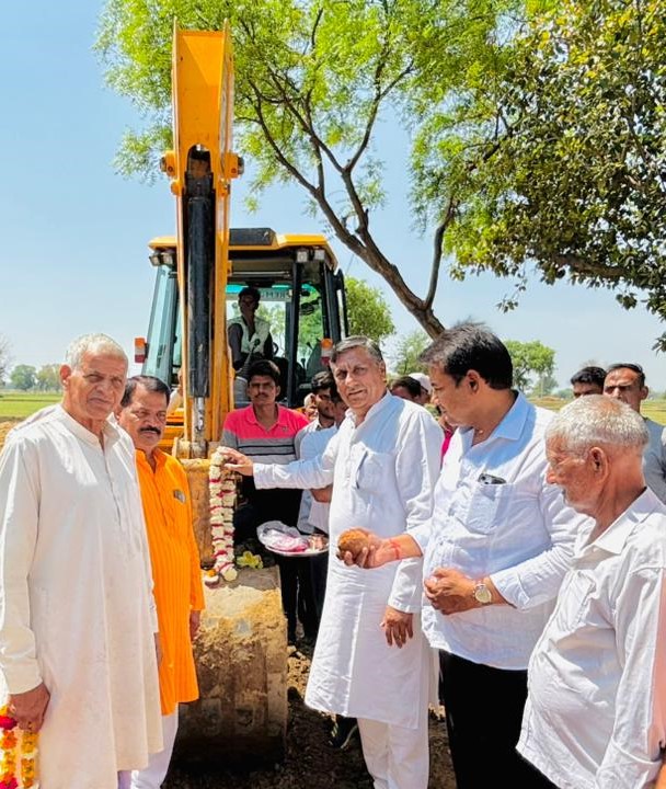 सादाबाद विधायक ने किया सवा किमी सड़क निर्माण कार्य का शुभारंभ, ग्रामीणों को मिलेगी राहत