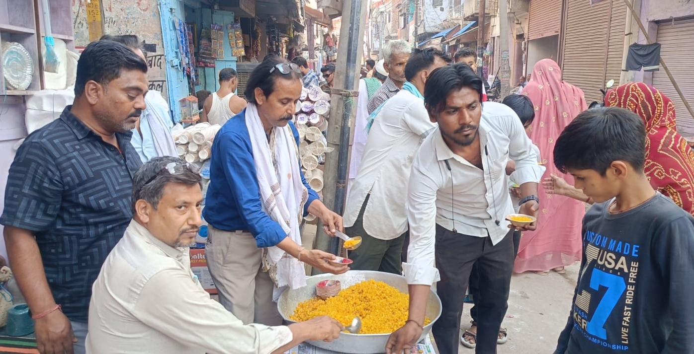 सादाबाद में गूंजती रहीं सुंदरकांड की चौपाइयां, जगह- जगह बांटा गया प्रसाद