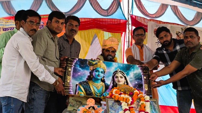 श्रीमद्भागवत कथा में उमड़ा श्रद्धालुओं का सैलाब, व्यास पीठ का किया भव्य स्वागत