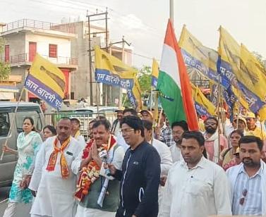 आम आदमी पार्टी के राज्यसभा सांसद संजय सिंह की रोजगार पदयात्रा सादाबाद पहुंची
