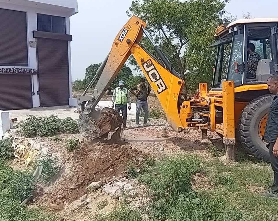 हाथरस बाईपास पर अतिक्रमण के खिलाफ चला अभियान, अवैध रास्ते किए बंद