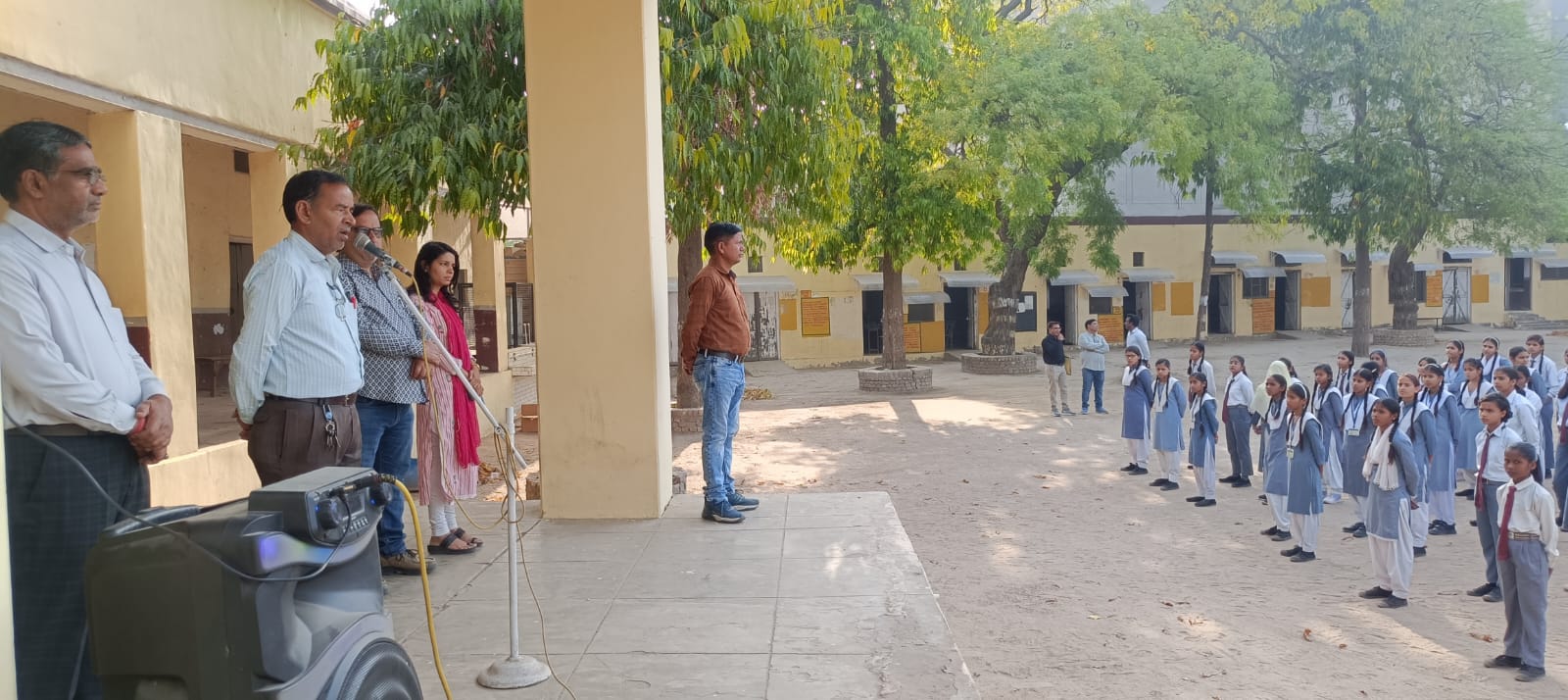 सादाबाद इंटर कॉलेज सादाबाद में छात्र छात्राओं को हीट वेब के प्रति किया जागरूक