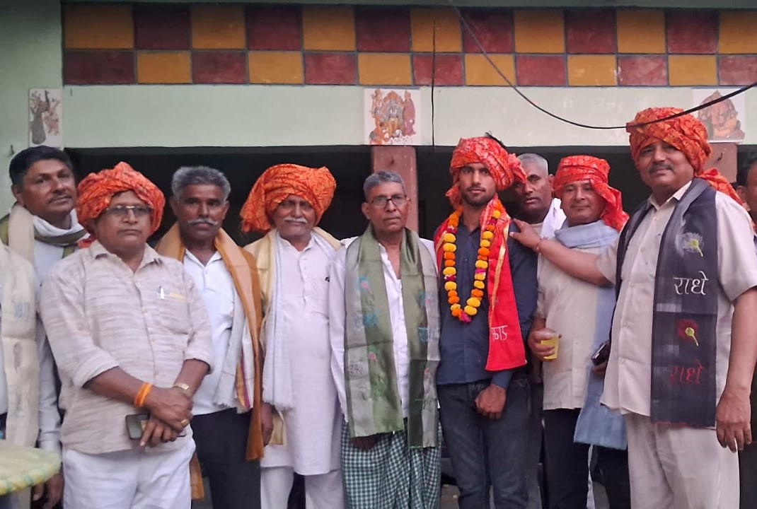 ऑफिस सुपरिटेंडेंट बनने पर योगेश का किया स्वागत
