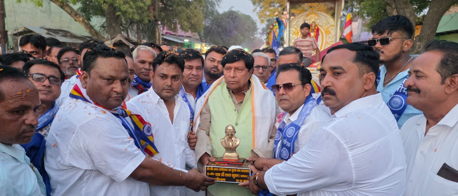 अंबेडकर जयंती पर सादाबाद में निकली भव्य शोभायात्रा