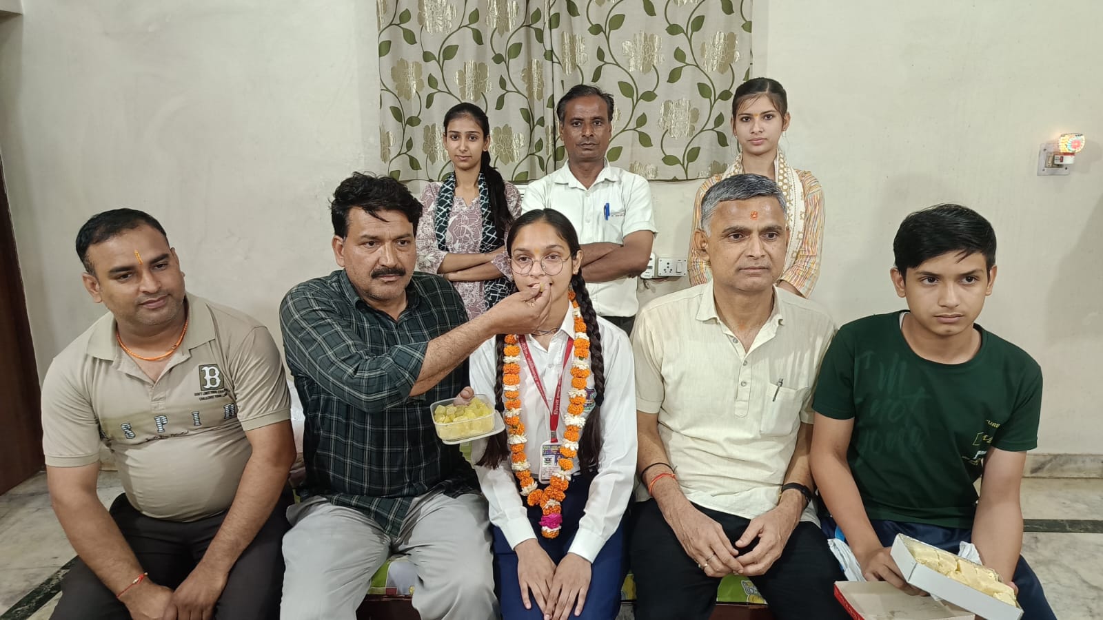 गोविंदपुर की छात्रा दीक्षा जुरेल ने किया कमाल, इंटर में जिले में प्रथम स्थान हासिल