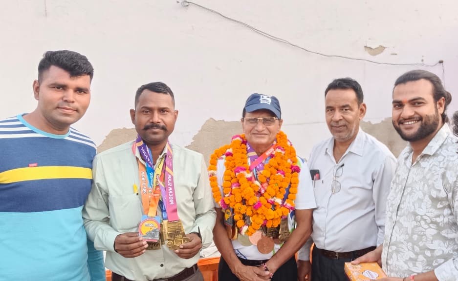 बेंगलुरु मैराथन में दमखम दिखाने वाले खिलाड़ियों का सादाबाद में जोरदार स्वागत