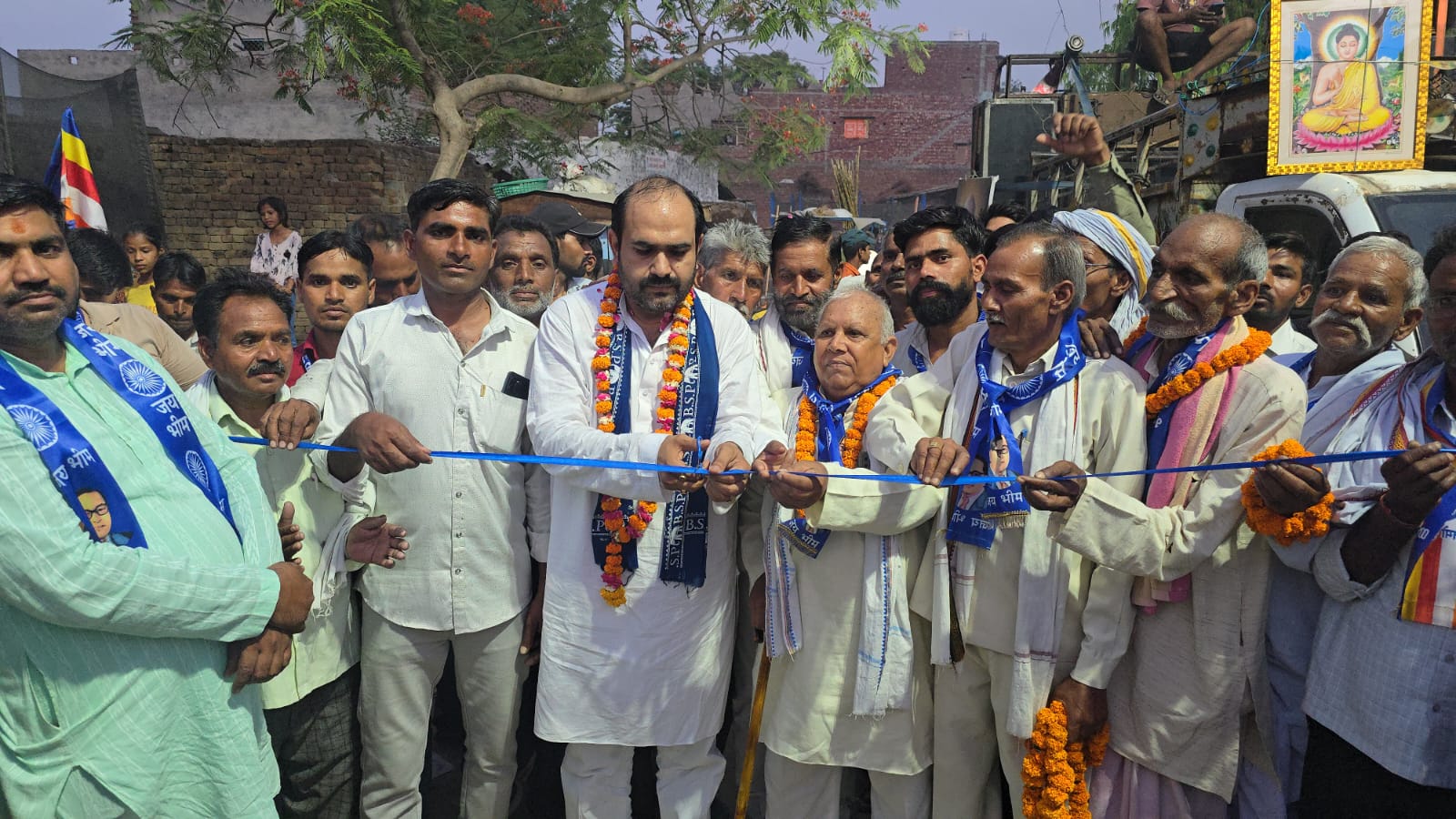 नगला मंशा में बाबा साहेब की जयंती पर निकली शोभायात्रा, प्रतिमा पर किया माल्यापर्ण