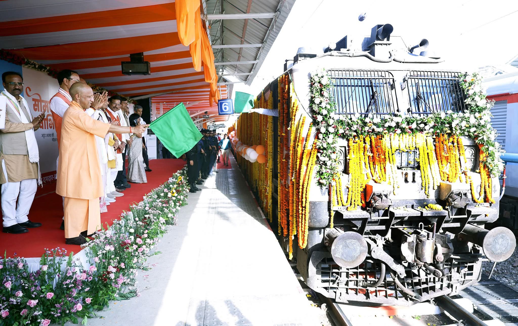 लखनऊ से हाथरस निवासी श्रद्धालुओं का जत्था सोमनाथ दर्शन हेतु रवाना, मुख्यमंत्री ने ट्रेन को दिखाई हरी झंडी, स्टेशन पर लगे योगी महाराज जिंदाबाद के नारे