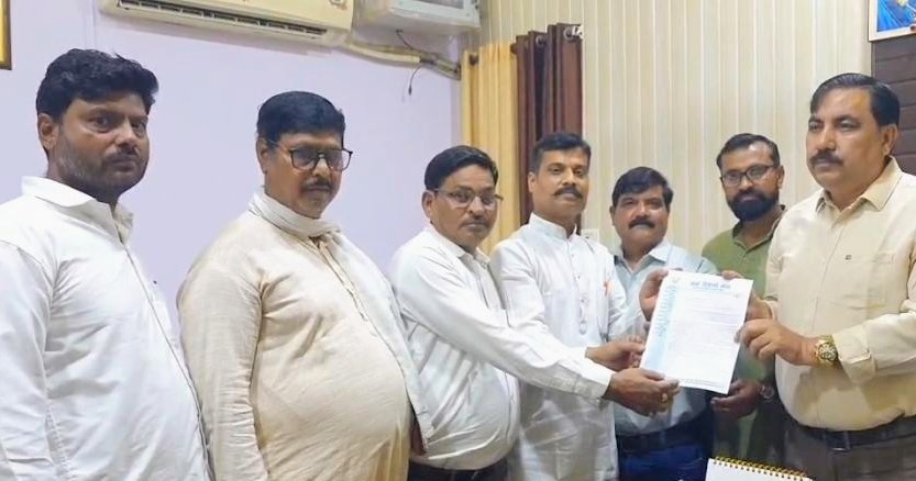 बिल जमा न होने पर स्मार्ट मीटर से नही कटे बिजली , उपभोक्ताओं को दिया जाये ग्रेस पीरियड ,जनसेवार्थ मंच के कार्यकर्ताओं ने एसडीएम सदर को सौपा गया शिकायती पत्र