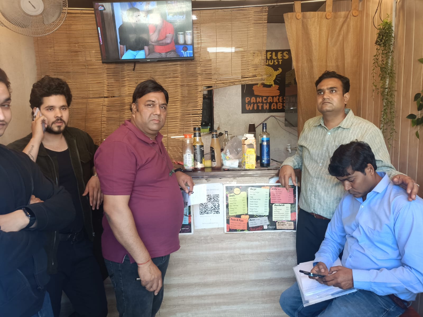 खाद्य सुरक्षा विभाग के अधिकारियों ने की फास्ट फूड बनाने वाले प्रतिष्ठानों छापेमारी