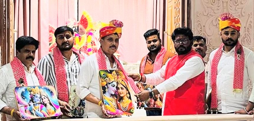 रबी चौहान भट्टे वालों ने महाराणा प्रताप शोभायात्रा अध्यक्ष अनिल सिसोदिया व संयोजक संदीप सिसोदिया को पहनाई पगड़ी,पटका उड़ाकर व प्रतीक चिन्ह भेंटकर किया स्वागत