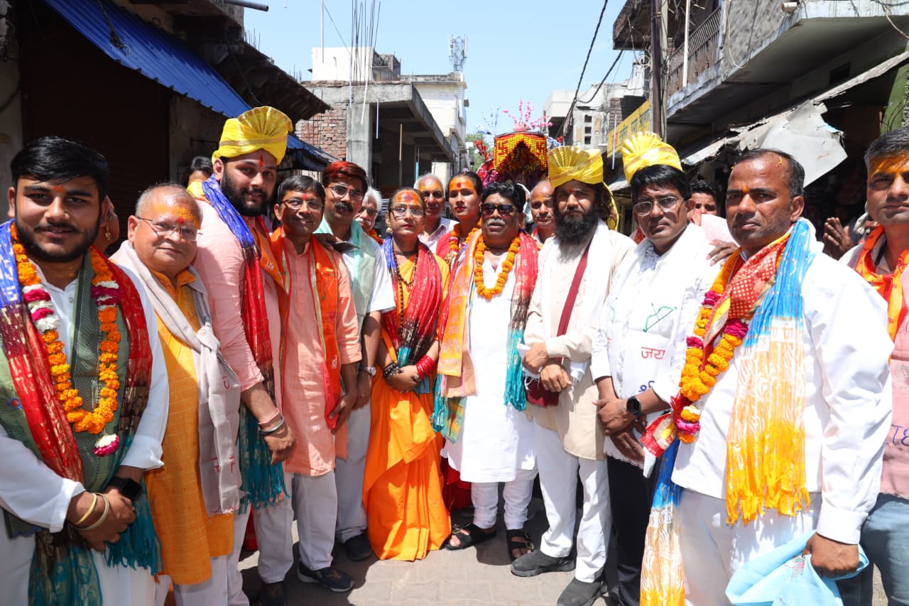 ​सासनी में श्री हनुमान जन्मोत्सव पर निकली भव्य शोभायात्रा, श्रीराम के जयघोष से गुंजायमान हुआ नगर