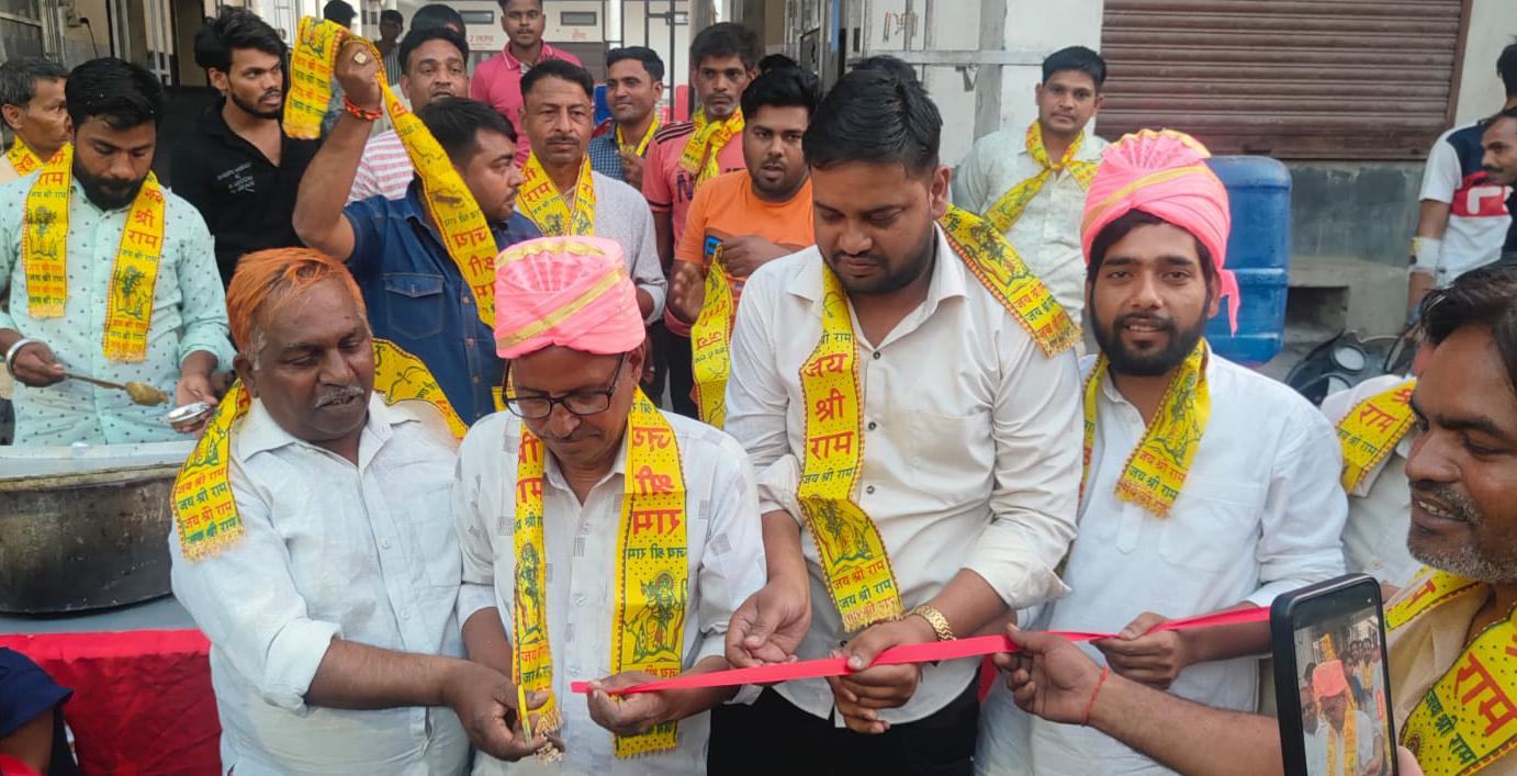 हनुमान जयंती पर संत आश्रम बगीची पर हुआ विशाल भंडारा, सभासद अभिषेक राज व कमलकान्त ने पूजा अर्चना व फीता काट किया शुभारम्भ